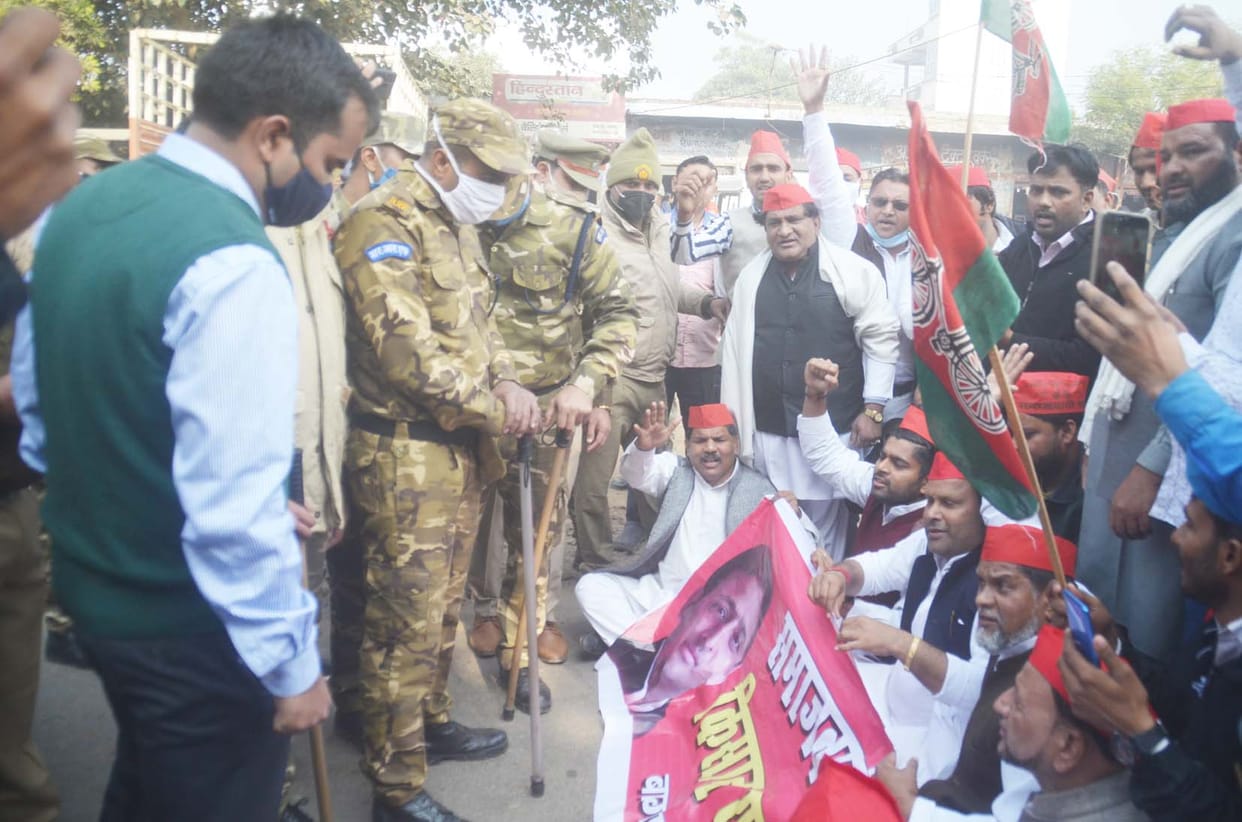 Supporters and police pushed on stopping Kisan Yatra