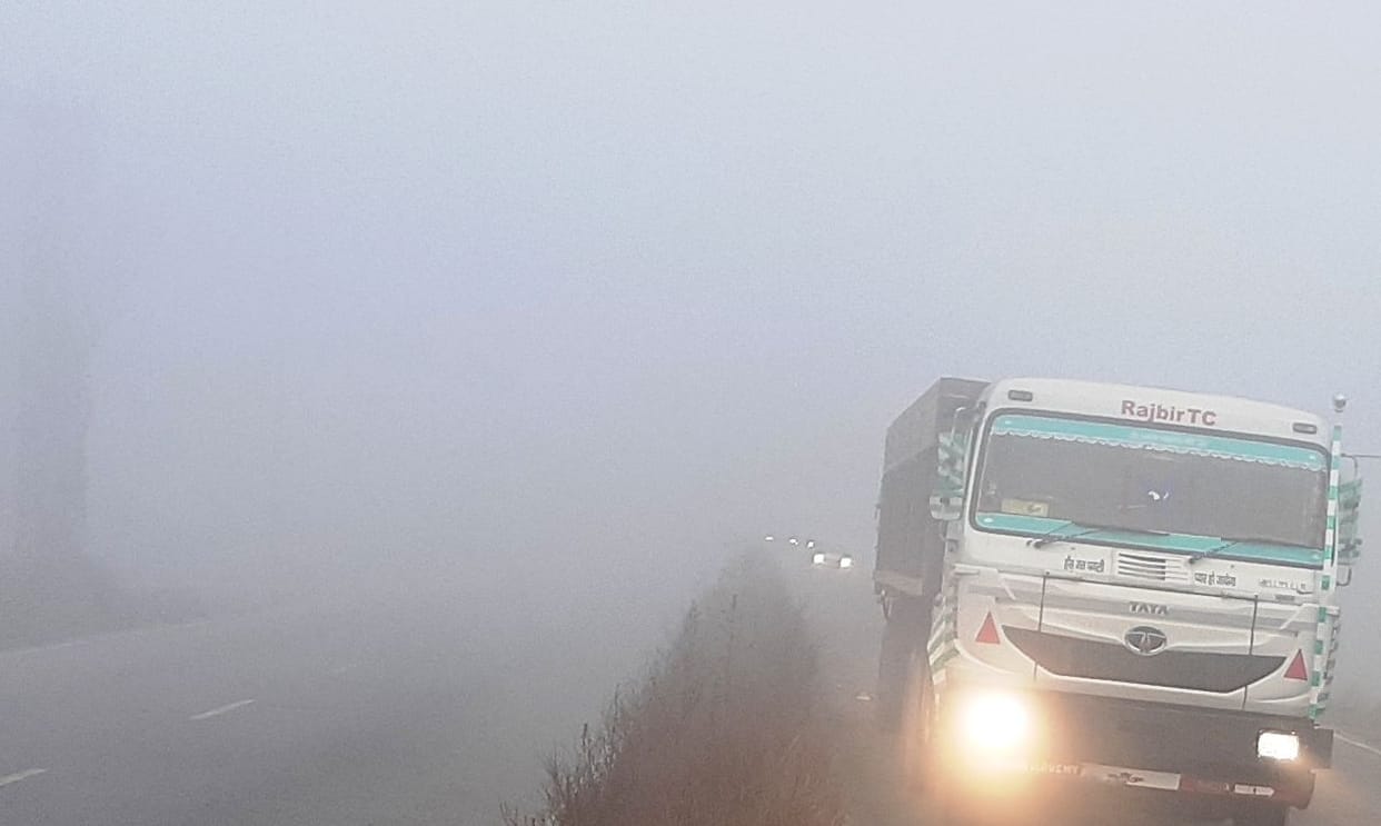 Fog slows down vehicles on highway