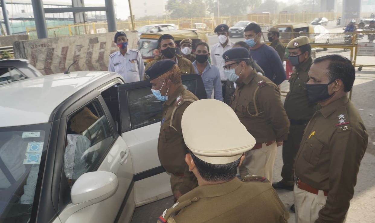 One by one the farmers came out of the ashram and reached the border, the police caught
