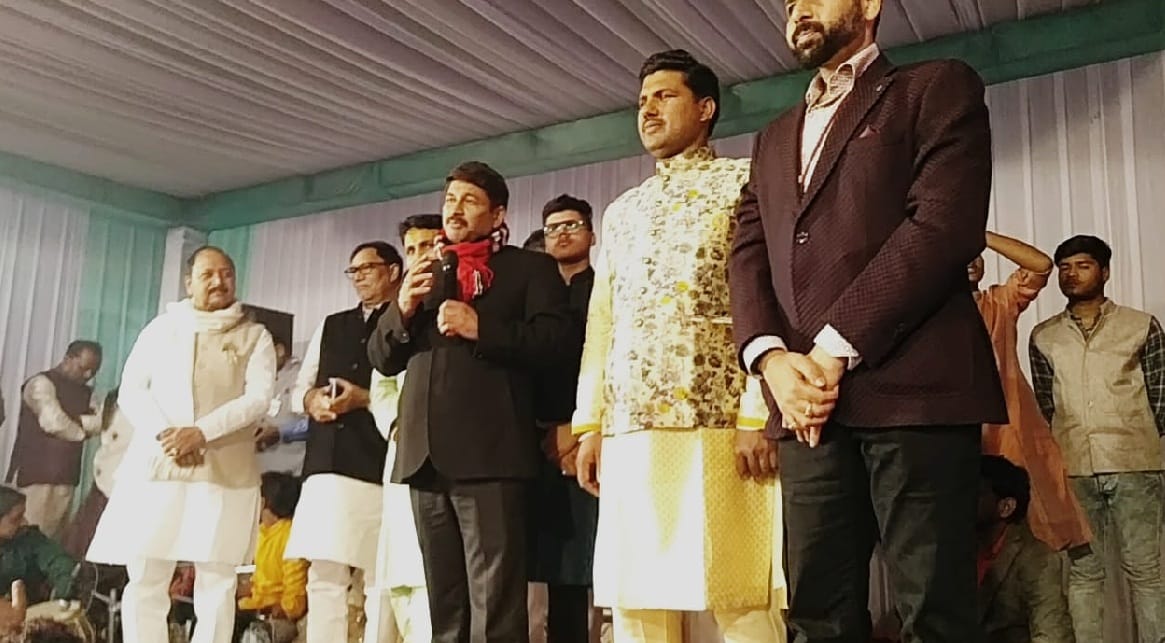 Farmer protest BJP MP Manoj Tiwari in Jaunpur at house of Congress leader 