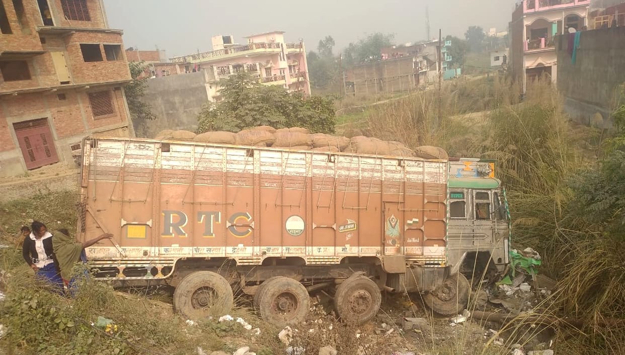 Truck entered the shop, crushed a sleeping woman
