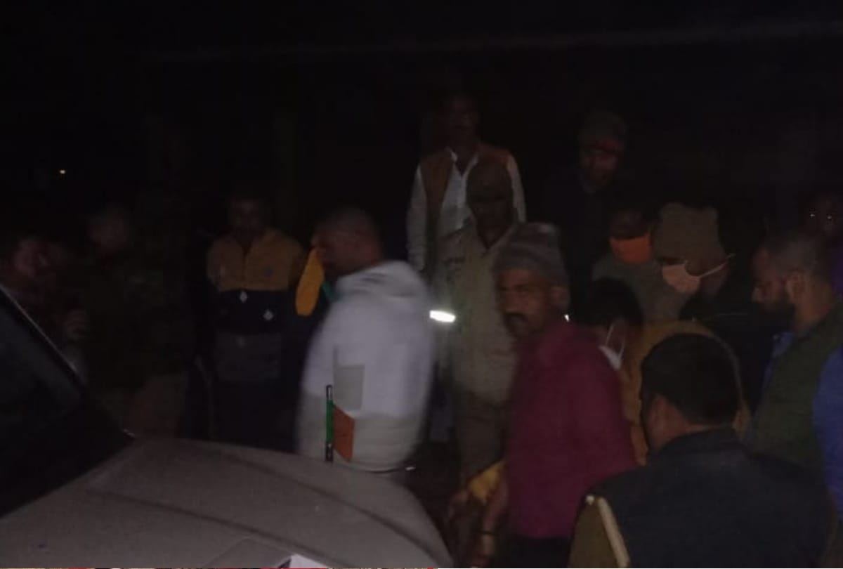 Stoned on BJP MLA car from Sahajanwan