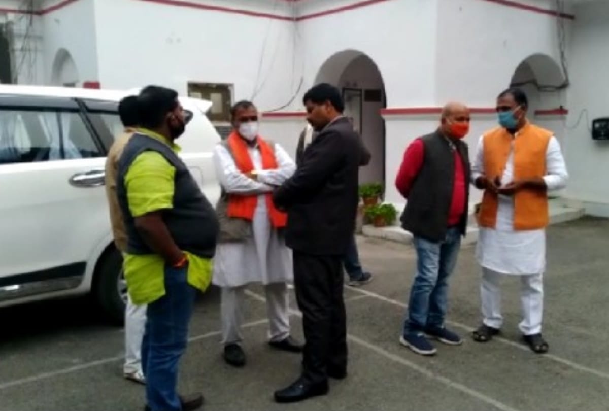 Pipraich BJP MLA Mahendra Pal Singh brother fight with Police in Gorakhpur
