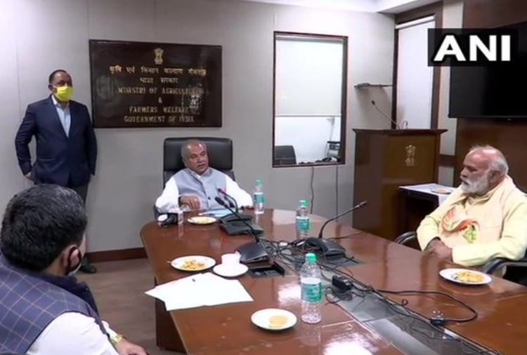 A delegation of 20 farmers mainly from Haryana met Union Agriculture Minister Narendra Singh Tomar today