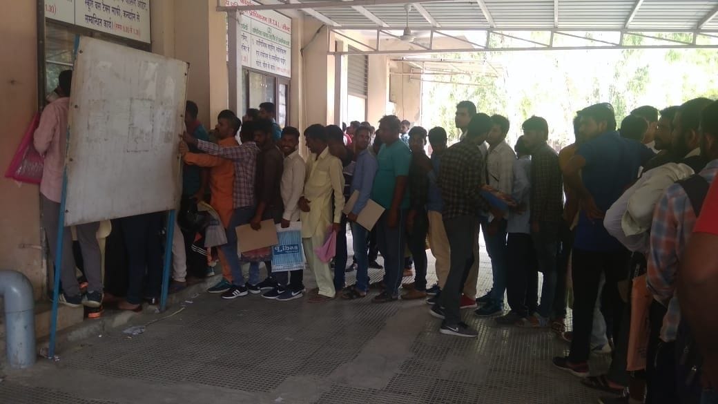 Employees are having trouble because of the lack of user name-password, the youngsters are being asked to deduct the training fee of heavy license