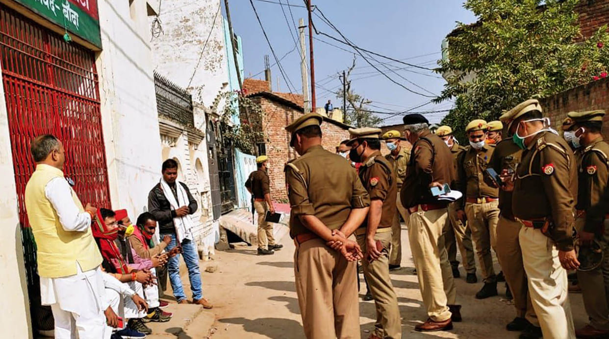 Leaders surrounded by houses, SPI arrested on the road