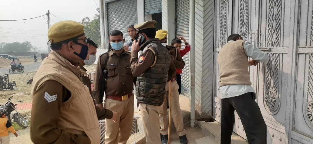 Son locked parents in the room in Azamgarh went to live with family in laws son broke police lock 