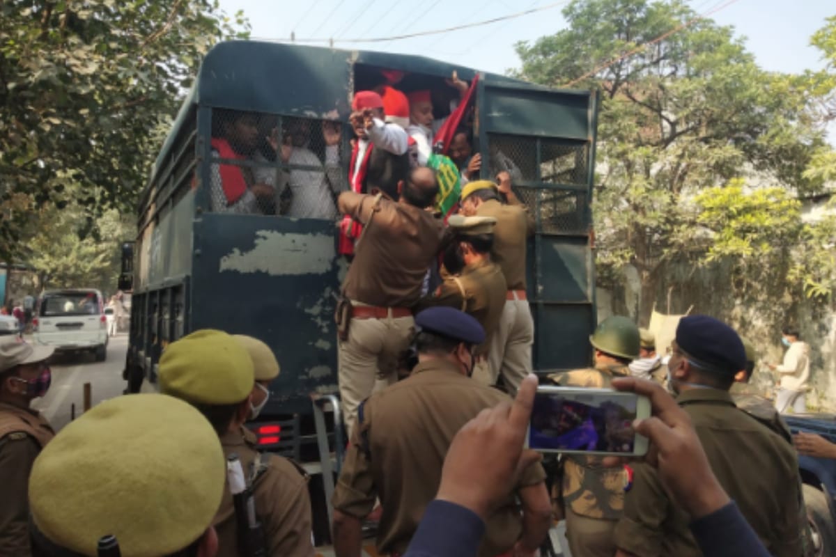 SP supporters clash with police during Kisan Yatra, arrested and sent police line