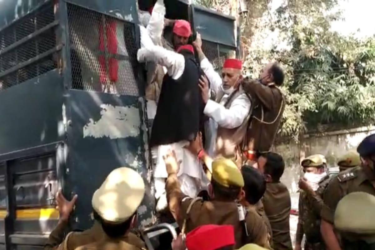 SP supporters clash with police during Kisan Yatra, arrested and sent police line