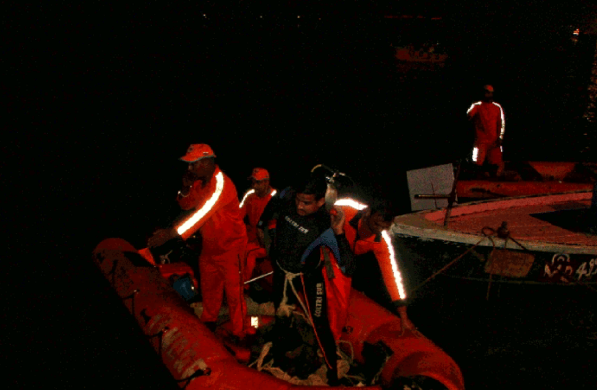 Varanasi boat accident: ndrf Searching missing two youths from boat sinking 10 rescued at bhadaini ghat