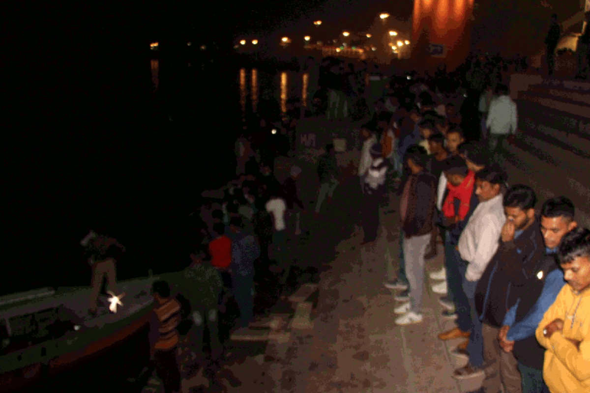 Varanasi boat accident: ndrf Searching missing two youths from boat sinking 10 rescued at bhadaini ghat