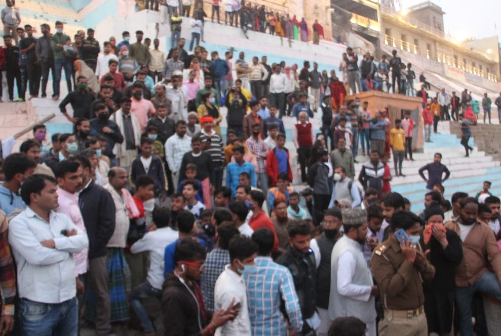 Varanasi boat accident three youths dead body found in Ganga ndrf rescue continues
