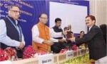पंतनगर जनवाणी के लिए डॉ. एसके कश्यप को पुरस्कृत करते तत्कालीन संचार मंत्री अरुण जेटली।
