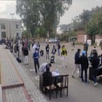 ट्रायल के लिए रजिस्ट्रेशन कराते युवा