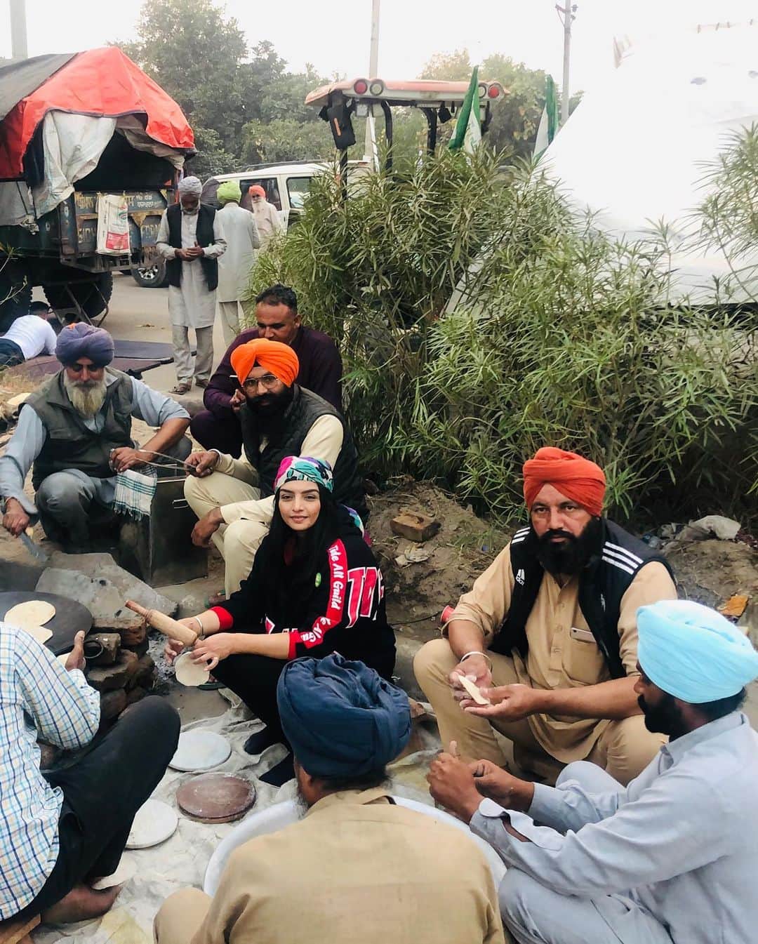 Farmers protest punjabi singer rupinder handa cooked bread pakoda for Farmers who protesting against Farm Laws 2020 at delhi border