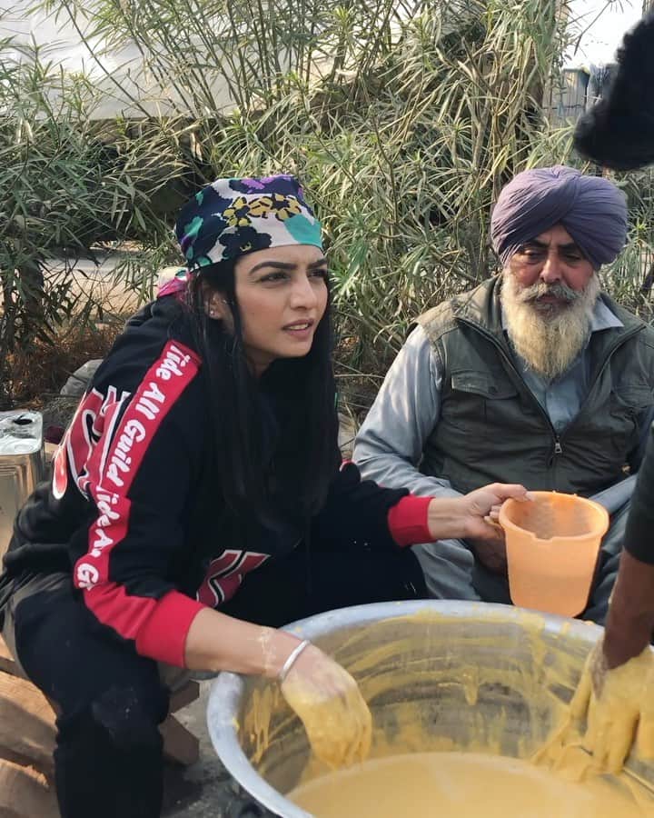 Farmers protest punjabi singer rupinder handa cooked bread pakoda for Farmers who protesting against Farm Laws 2020 at delhi border