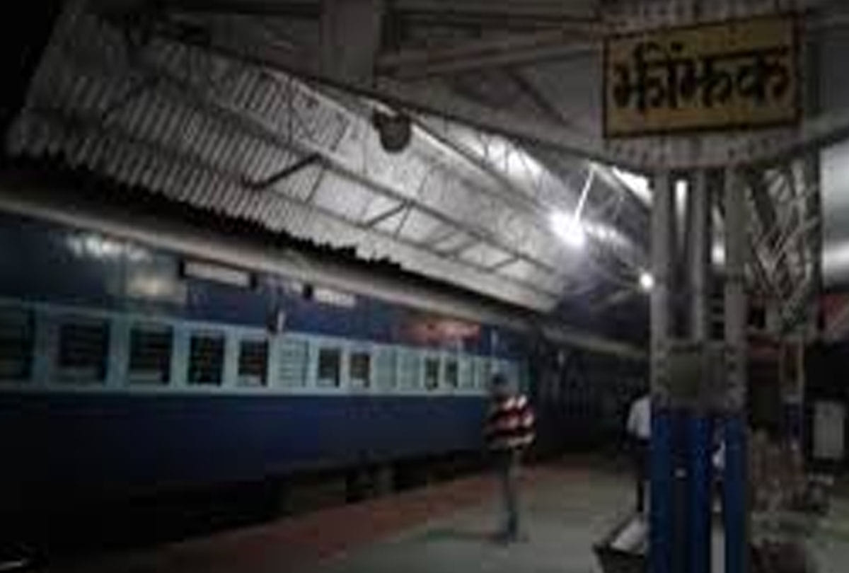 Mahananda's stoppage also ends from station Jhinjhak, close to the President's village