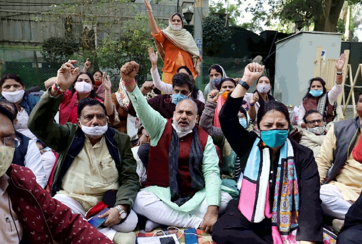 MCD protest: Mayors start running offices from streets outside Delhi CM residence