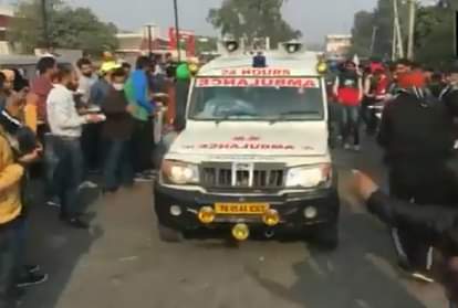 किसान आंदोलन के दौरान एंबुलेंस को रास्ता देते प्रदर्शनकारी