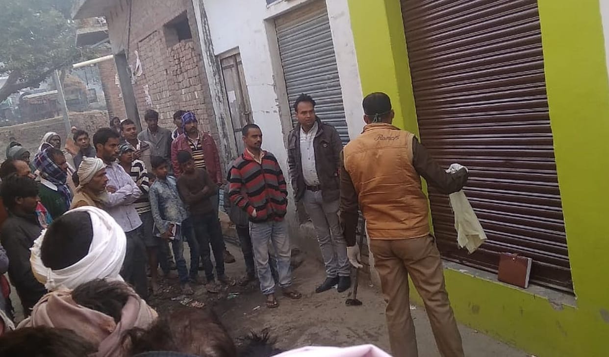 4.50 lakh stolen by cutting locks of bullion shop