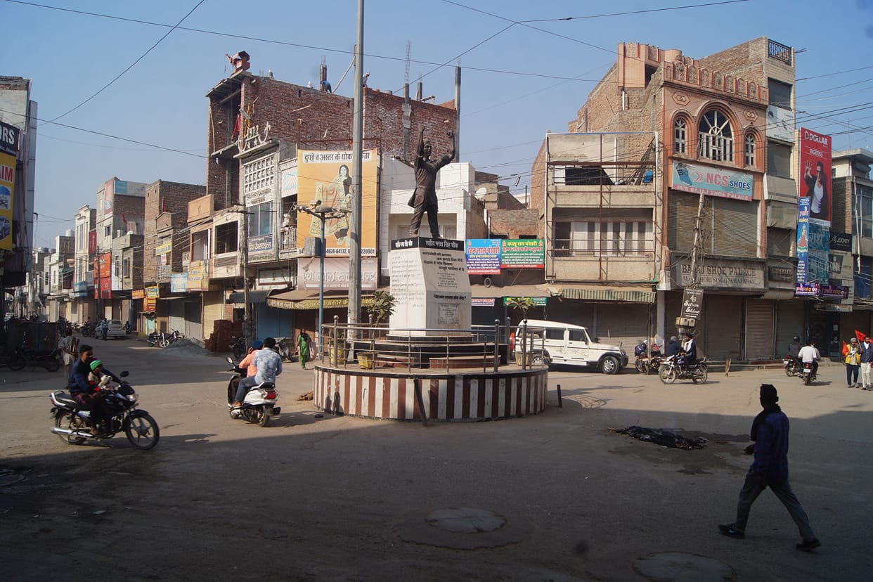 Hundreds of farmers staged a protest at Subhash Chowk