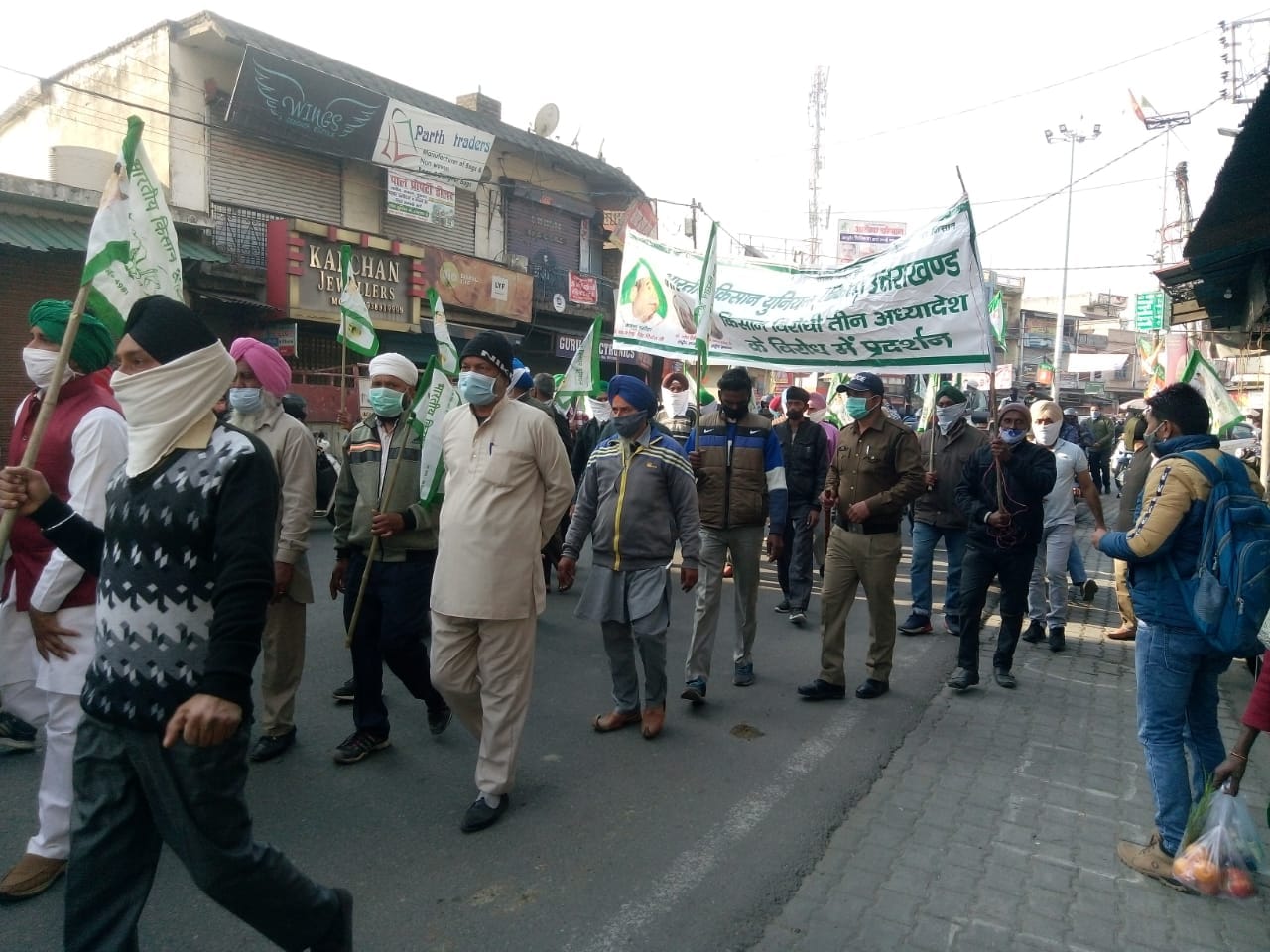 bharat bandh in uttarakhand : angry farmer burn government effigy, high jam