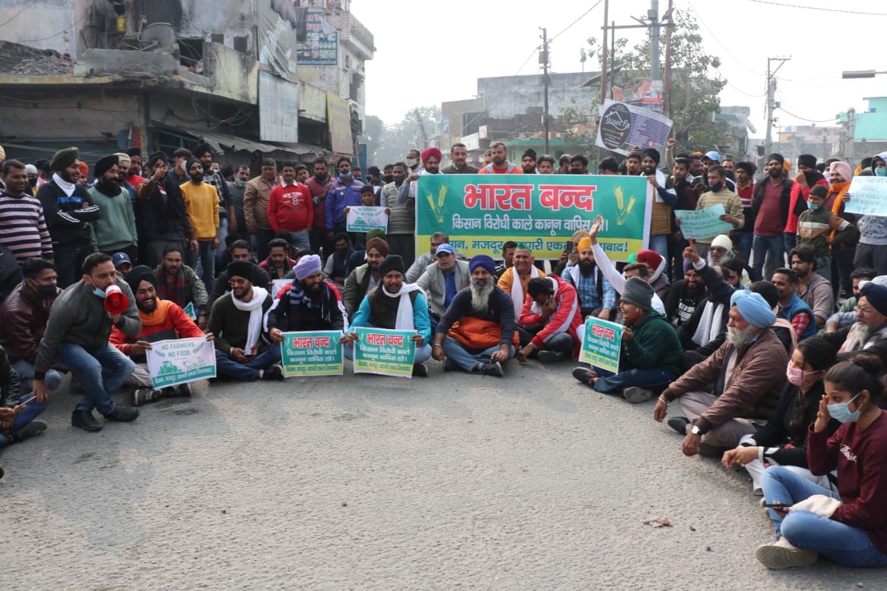 bharat bandh in uttarakhand : angry farmer burn government effigy, high jam