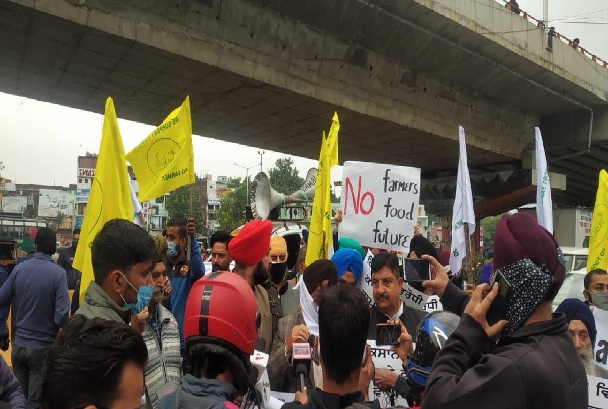 Bharat Bandh Farmers Protest news in hindi Chakka jam from Ladakh to Lakhanpur Jammu and Kashmir
