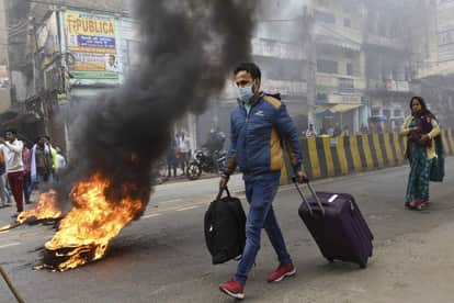 भारत बंद के दौरान पटना में राजद कार्यकर्ताओं ने टायर जलाए