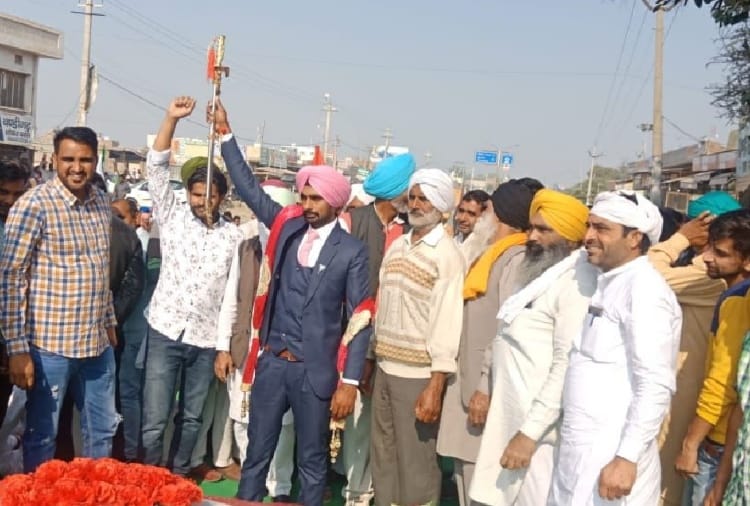 A groom supported Bharat Bandh before his wedding in Haryana