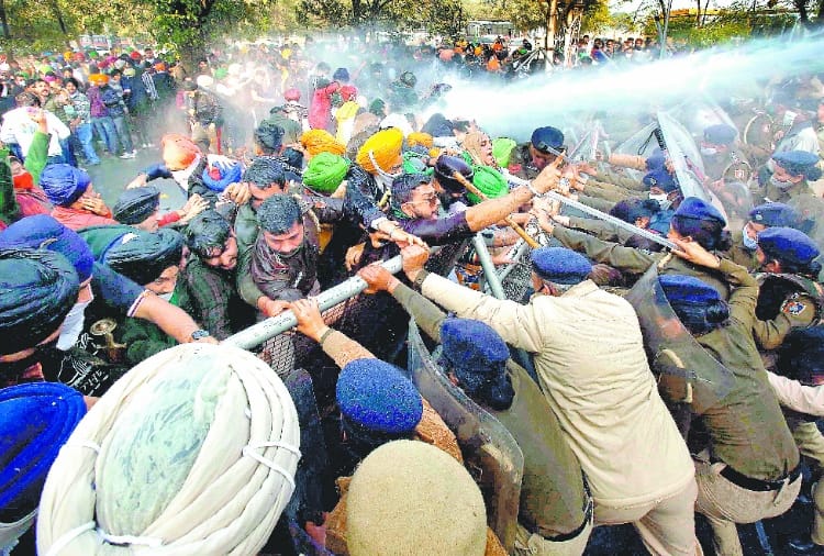 Police used water cannon and lathicharge on protesters during Bharat Bandh in Chandigarh