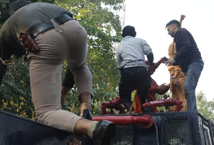 Police used water cannon and lathicharge on protesters during Bharat Bandh in Chandigarh