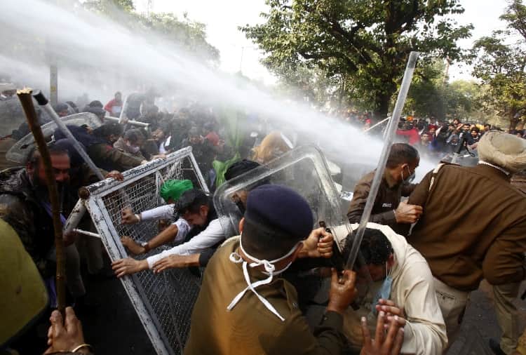 Police used water cannon and lathicharge on protesters during Bharat Bandh in Chandigarh