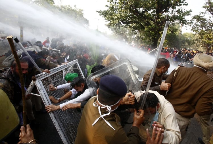 Police used water cannon and lathicharge on protesters during Bharat Bandh in Chandigarh