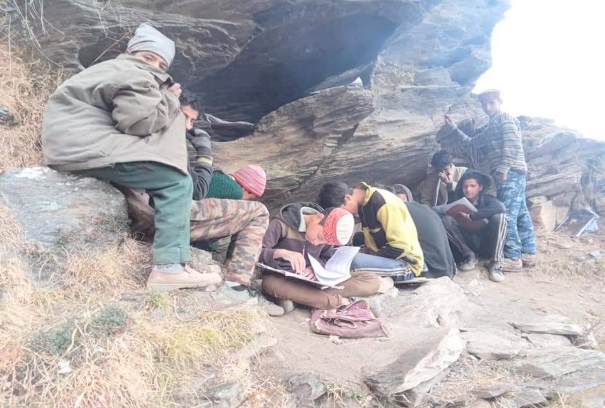 Himachal Online Exam News: no mobile network in village, Students forced to give online exams on a mountain five km away