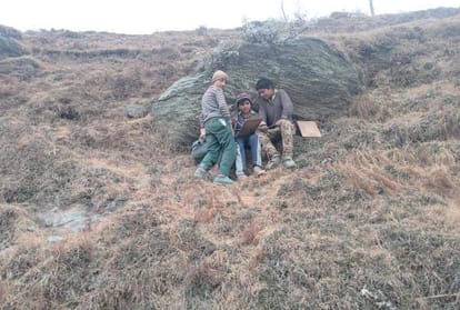 Himachal Online Exam News: no mobile network in village, Students forced to give online exams on a mountain five km away