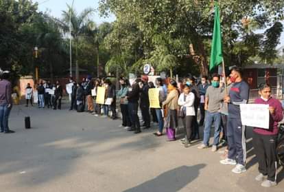 चंडीगढ़ में प्रदर्शन करते पंजाब यूनिवर्सिटी के छात्र।