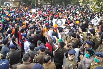 चंडीगढ़ में भाजपा कार्यालय के बाहर धरने पर बैठे प्रदर्शनकारी।