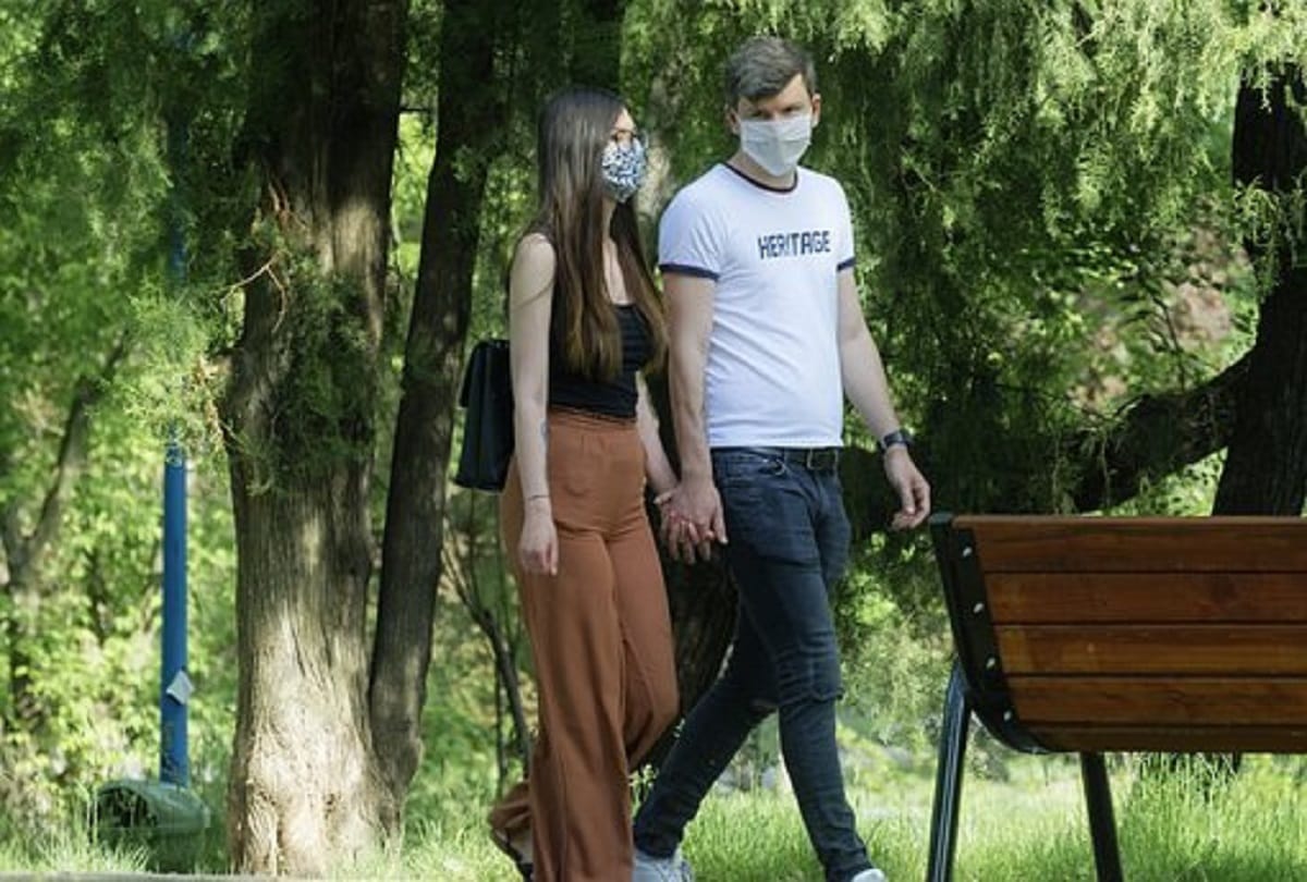 Coronavirus precautions in hindi WHO recommends people avoid hugs