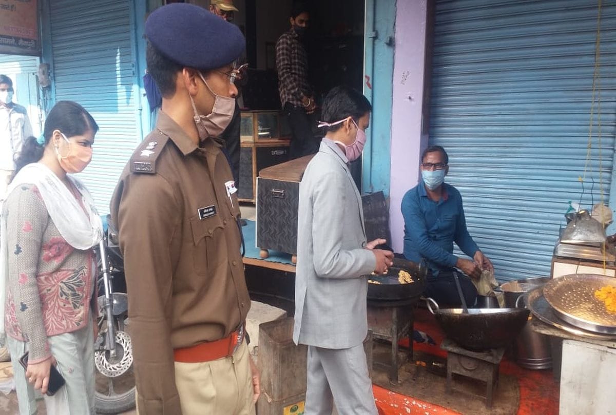 Bharat Bandh: Mainpuri Dm Sp And Cdo Eat Jalebi Sweet And Kachori At Shop