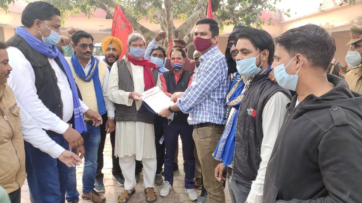 Hathras: CPI and Bhim Army perform on Tehsil, submitted memorandum