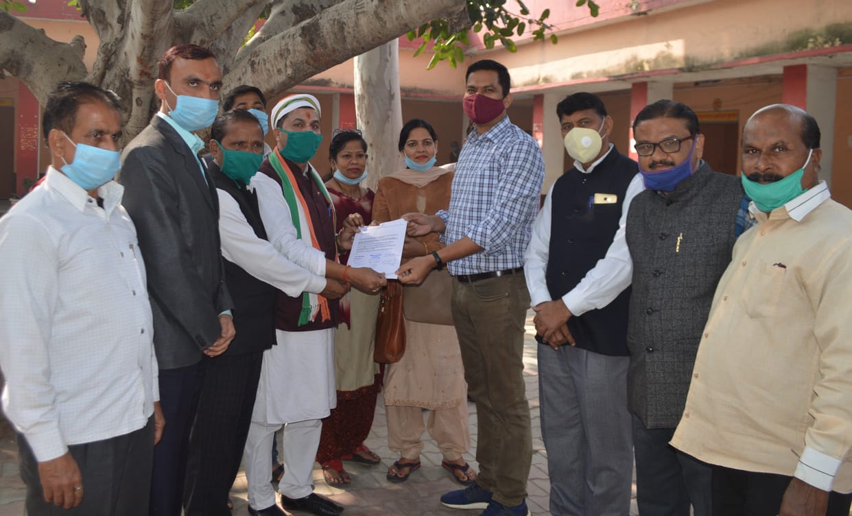 Hathras: Congressmen clash in support of farmers, protest