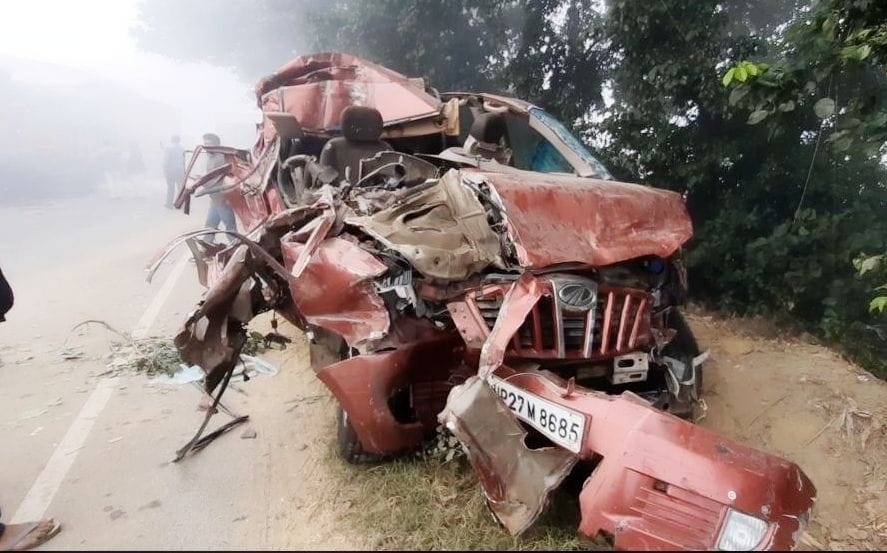 car collision with truck, 3 deid