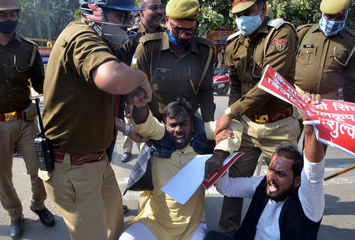 Supporters and police clash in Prayaraj, more than 60 arrested