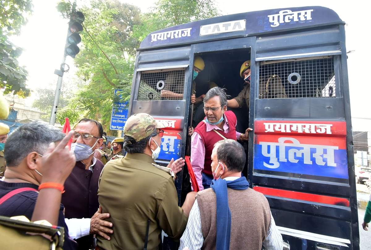 Opposition hit the road in support of Bharat bandh in Prayagraj, dozens of leaders arrested