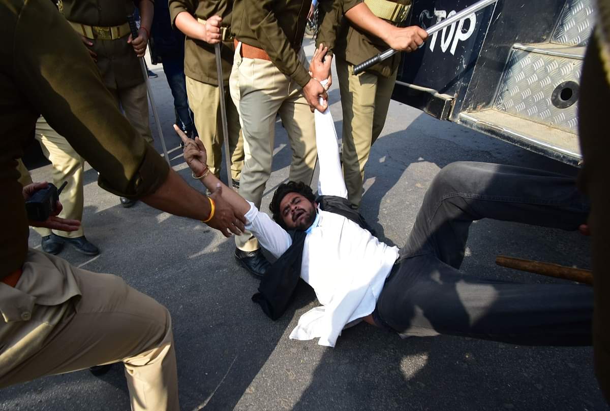 Opposition hit the road in support of Bharat bandh in Prayagraj, dozens of leaders arrested