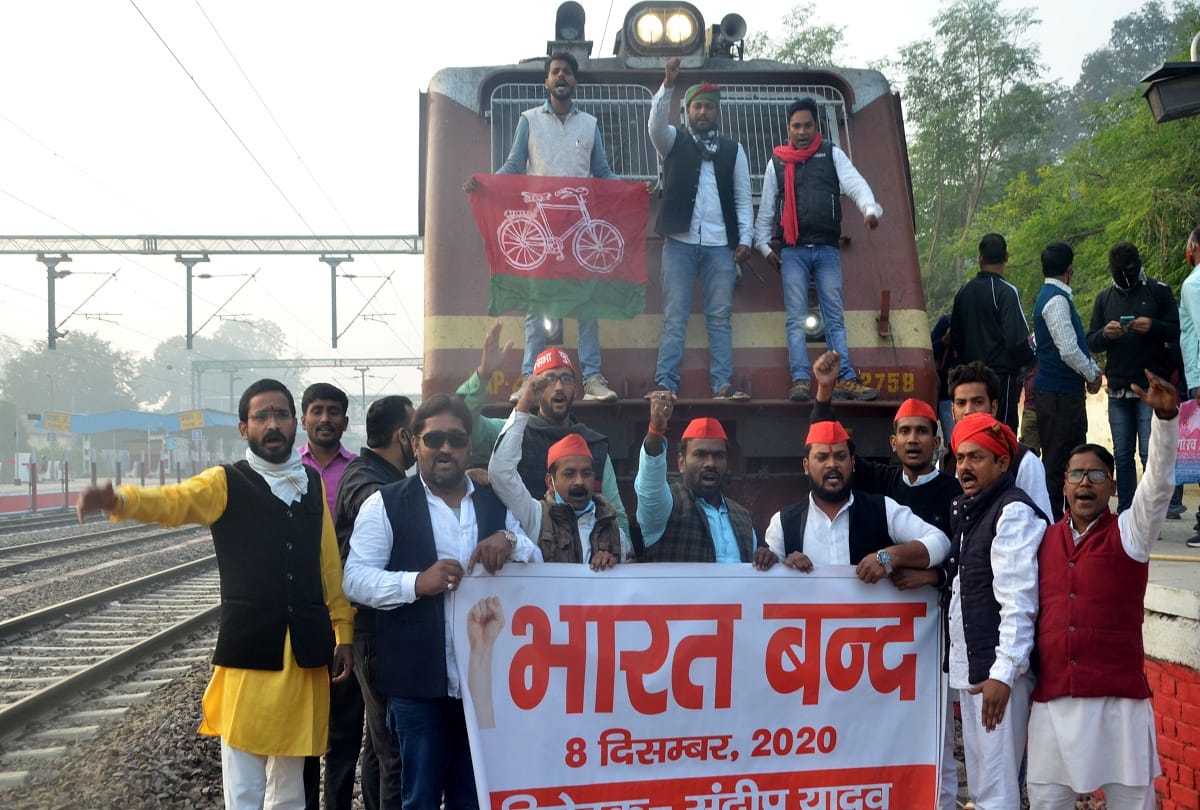 samajwadi party workers stopped train, arrested, activists lay in front of Bundelkhand train at Prayag station