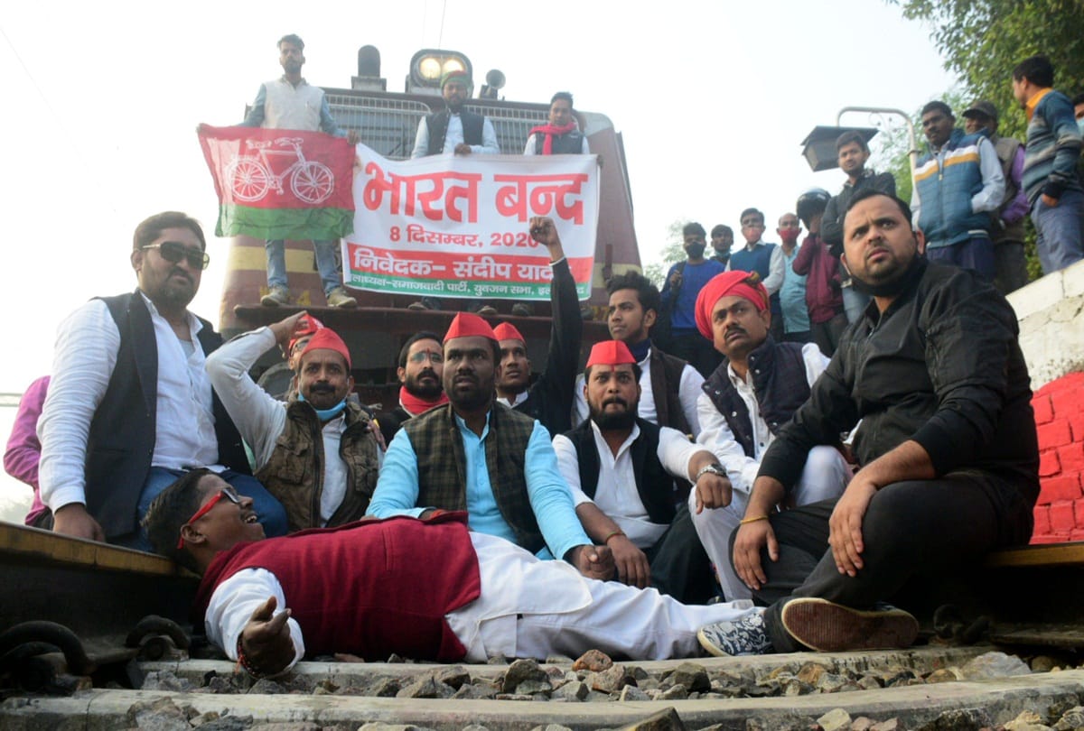 samajwadi party workers stopped train, arrested, activists lay in front of Bundelkhand train at Prayag station