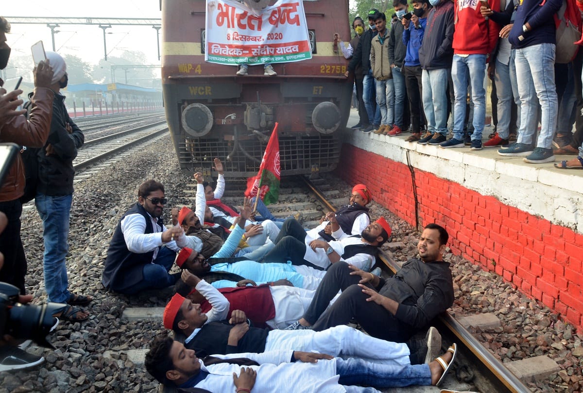 samajwadi party workers stopped train, arrested, activists lay in front of Bundelkhand train at Prayag station