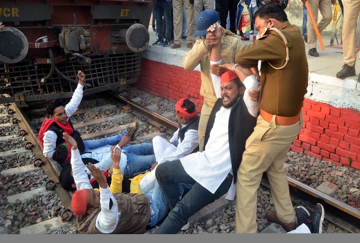 samajwadi party workers stopped train, arrested, activists lay in front of Bundelkhand train at Prayag station